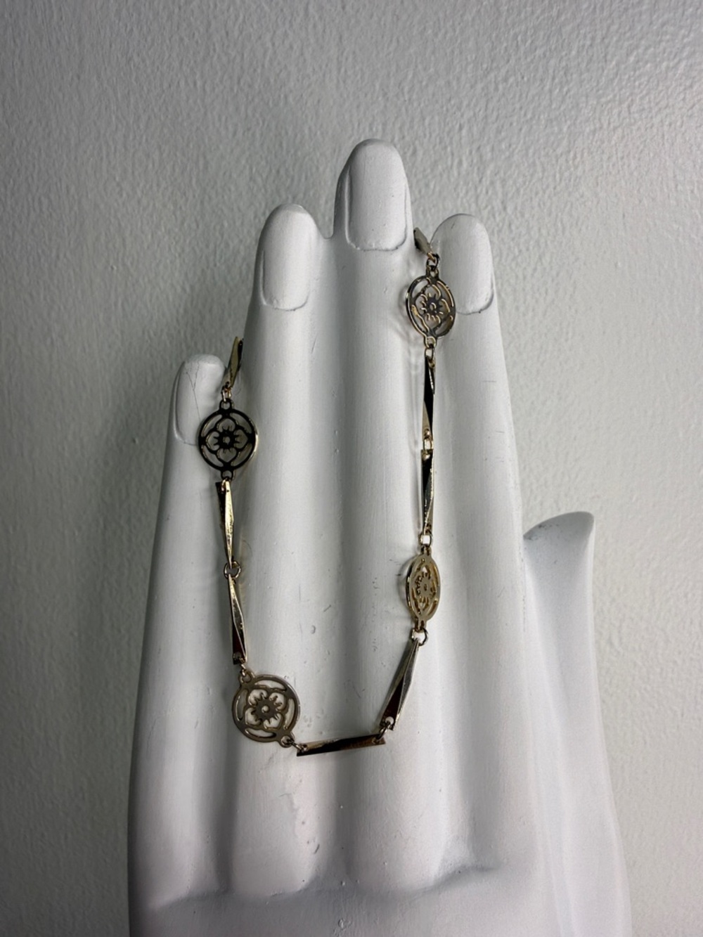 Vintage Avon Gold-Tone Flowerlace Bracelet 7.5 inches